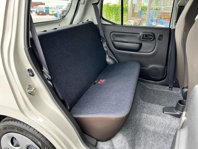 【リアシート】固定型のシートですが広々ご使用いただけますよ！