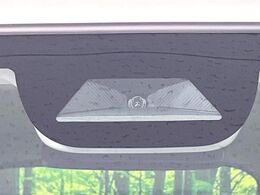 【ホンダセンシング】走行中に前方の車両等を認識し、衝突しそうな時は警報とブレーキで衝突回避と被害軽減をアシスト。より安全にドライブをお楽しみいただけます。