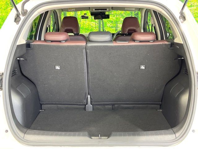 普段のお買い物や通勤、送迎等に十分な荷室スペースを確保しております。セカンドシートを倒すと、大きな荷物の積載も可能です♪