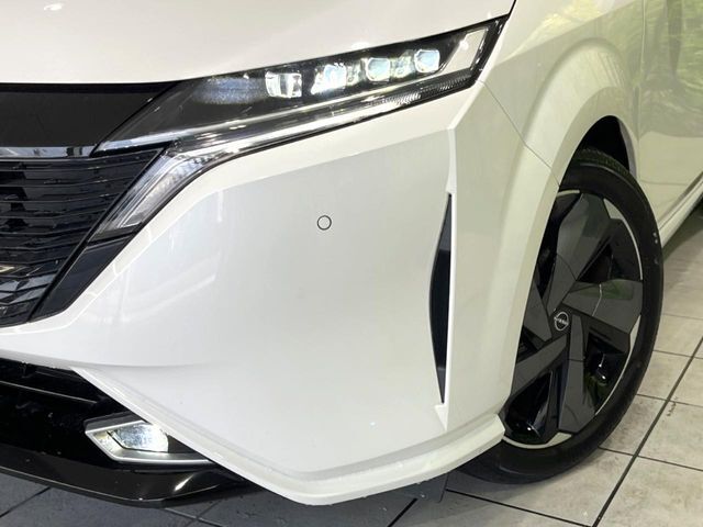 【LEDヘッドライト】悪天候や夜間走行時も良好な視界を確保し安心して運転できる高輝度LEDヘッドライトを装備！点灯速度が早く、消費電力も抑えられています。