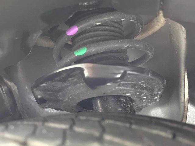 お車を安心してお乗りいただく為には、足回りの定期点検が欠かせません。サービスサポート（有償保証）では無料点検もご提供しており、安心のカーライフをお過ごしいただけるサポート体制が整っています。