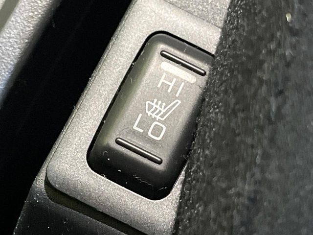 【シートヒーター】寒い日に重宝するシートヒーター！エアコンより早く温まってくれるので寒がりの人も安心ですね♪エアコンの温風は乾燥するから苦手、という方にもをおすすめです。