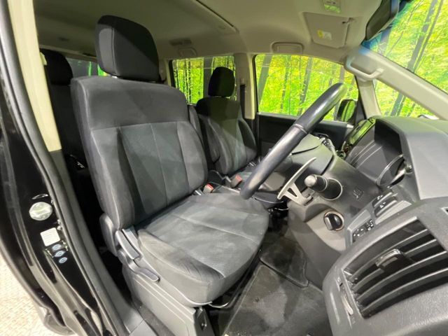 運転席まわりには十分なスペースがあり、大柄な方でもゆったり運転していただける環境です。