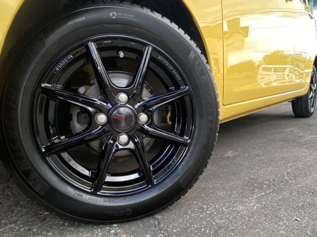 販売車両は1台1台にJAAA鑑定士（日本自動車鑑定協会)が入念かつ厳しいチェックを通して、内装・外装・機関・修復、の4つの項目を鑑定し状態を表記していますのでとても安心です。