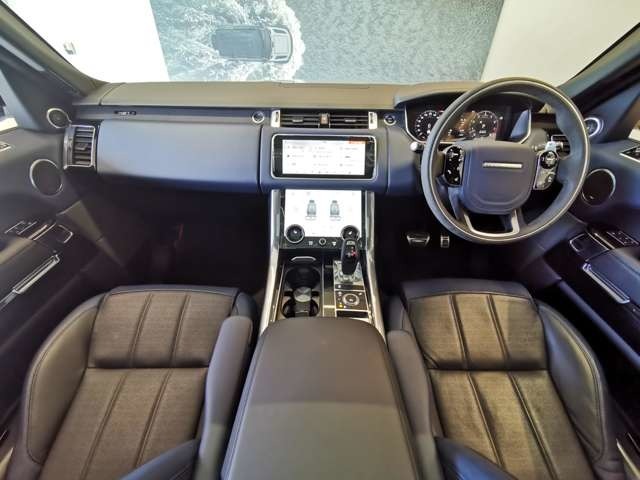 ランドローバーブランドの特徴をしっかりと受け継ぐ水平基調のシンプルなデザイン、は乗る人にいつでも新鮮な気持ちにさせてくれるだけではなく、直感的な操作を可能としてくれます。