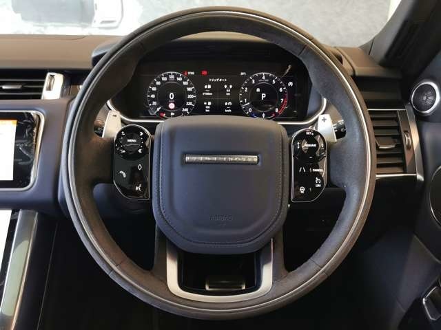 コックピットもスタイリッシュかつ、機能性が高いつくりになっております。女性オーナーからも親しまれる理由もわかります。