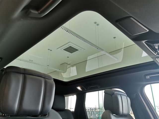 【パノラミックルーフ】後席まで広がるパノラミックルーフは遮るものがなく、開放的な車内空間を提供致します。