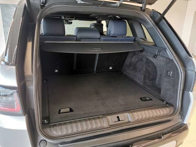 ラゲッジスペースもご覧の容量です。セカンドシートを倒せばフラットになり、更に大きい荷物を収容できます。アウトドアにも活躍する1台です。