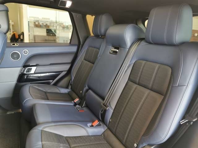 後席も広々とした足元と、しっかり座ることの出来るシートによりゆったりとくつろぐことが出来ます。一度お座りになっていただくと、この良さを実感いただけるはずです。