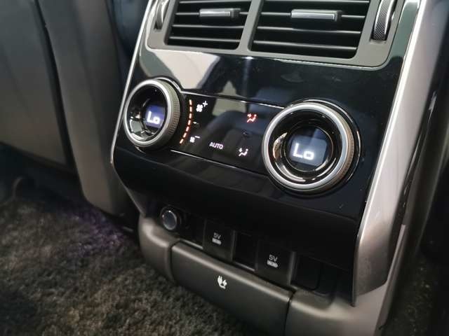 【4ゾーンクライメートコントール OP価格240,000円】後席にお乗り頂く方も温度調整が可能です！