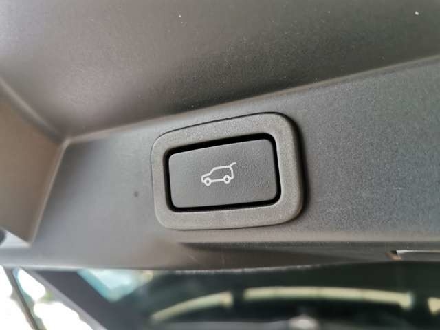 【パワーテールゲート】　パワーテールゲートを備えており、ボタン操作での自動開閉が可能です。女性からも重宝される装備の一つです。