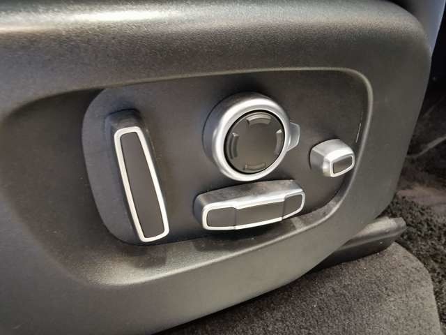 22ウェイフロントシート（メモリ、ウィングドヘッドレスト付）メーカーオプション340,000円】シートポジションは電動にて微調節が可能になります