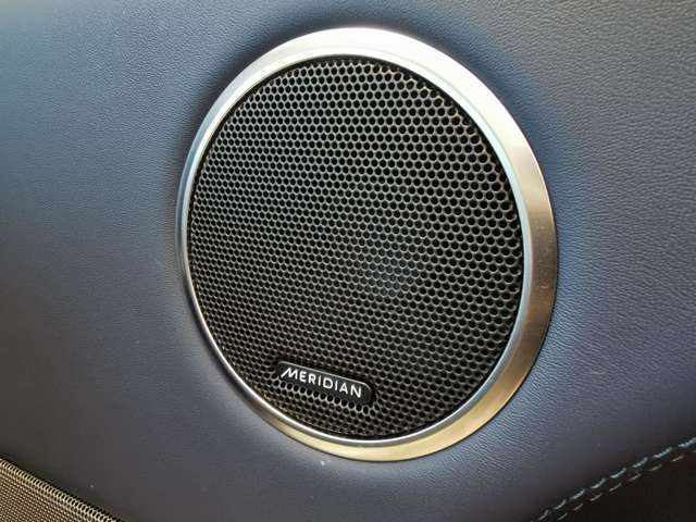 英国の老舗オーディオブランド「MERIDIAN」のサウンドシステムを搭載。低音から高音までをクリアに再現し車内に臨場感溢れる音響空間を提供。