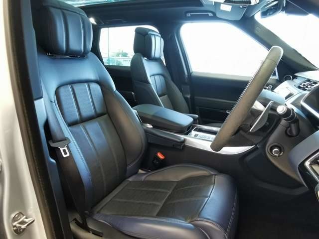 運転席はドライバーをしっかり包み込むように設計されており、長時間のドライブも問題御座いません。また大きな傷や、汚れなどなく綺麗な状態で入庫しています。