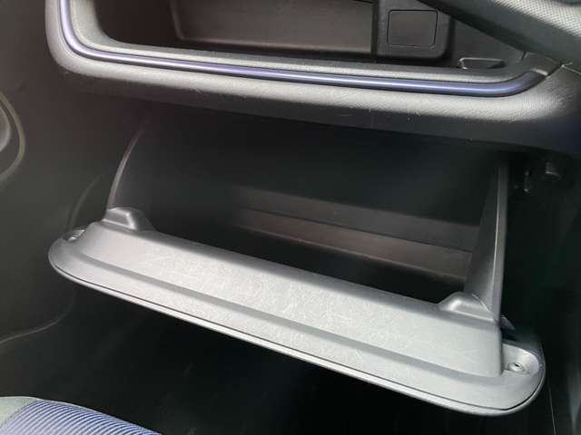 「収納スペース」　ルームランプ前にも収納スペースを配置♪メガネやサングラスをしまうのにピッタリです。