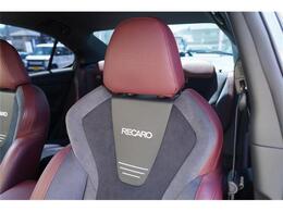 メーカーオプションRECARO製ブラック/ボルドーツートーンウルトラスエードシート装備☆ドイツのメーカーRECAROが製造するシート☆人間工学に基づいた設計で、ホールド性や快適性を実現しています☆