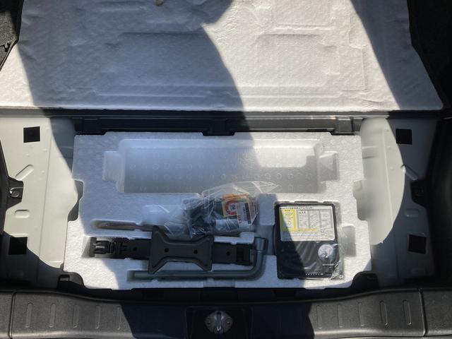 トランクルームには工具とパンク修理キットがあります。