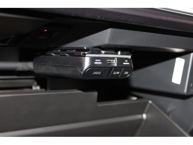 ドライブレコーダー本体はグローブボックス内に設置。