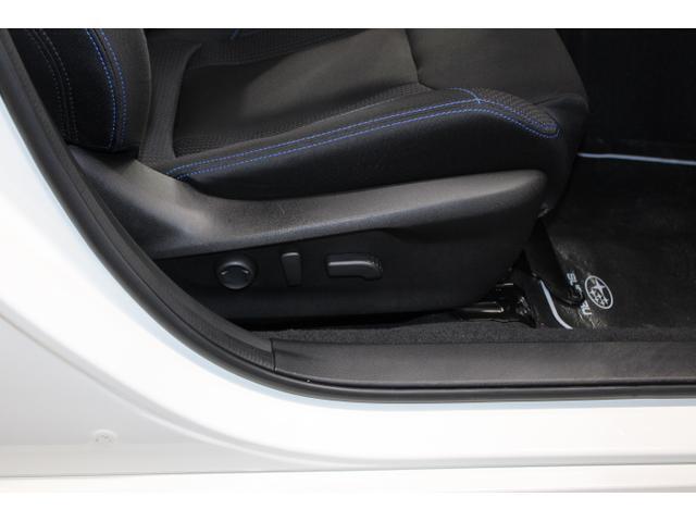 シートリフター、前チルト、前後スライド、リクライニング、ランバーサポートの調整を電動化。最適なポジションを提供します。