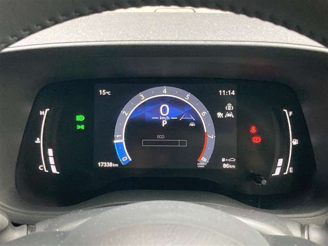 とっても見やすいメーターです。夜間時はラグジュアリーな気分にさせてくれる照明が魅力ですので、夜のドライブも楽しみになりますよ♪