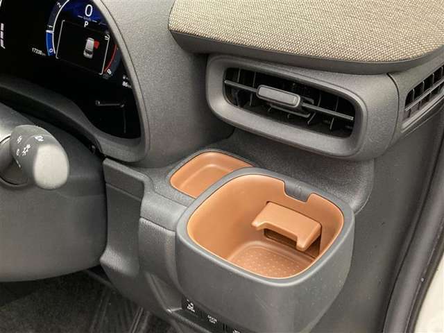 運転席カップフォルダーと左側にはちょっとした小物も置けます