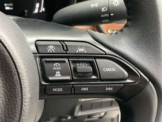 レーダークルーズコントロール(全車速追従機能付)付きです。車速に応じて追従支援してくれるので、ロングドライブも快適です。詳細は販売店スタッフまでおたずねください。