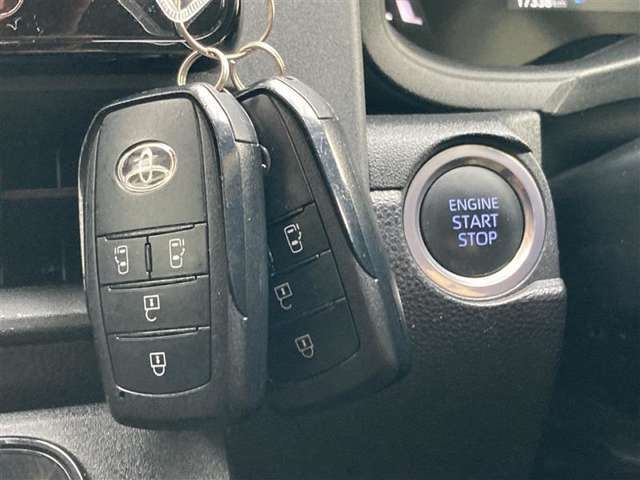 スマートキーを携帯していればキーを取り出さずにドアを施錠＆解錠。クルマの始動も可能です。