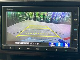 【バックカメラ】駐車時に後方がリアルタイム映像で確認できます。大型商業施設や立体駐車場での駐車時や、夜間のバック時に大活躍！運転スキルに関わらず、今や必須となった装備のひとつです！