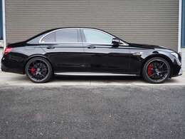 両側面ともドアからリアフェンダーにかけて下部にほんの小さい飛び石傷が数か所ございます。