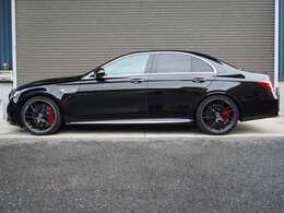 両側面ともドアからリアフェンダーにかけて下部にほんの小さい飛び石傷が数か所ございます。