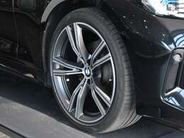 保証に関しましては全国どこのディーラーでもご使用いただける認定中古車保証が付きます。アフターメンテナンスもお近くのディーラーにて行うことができますので安心してお乗りいただけます。