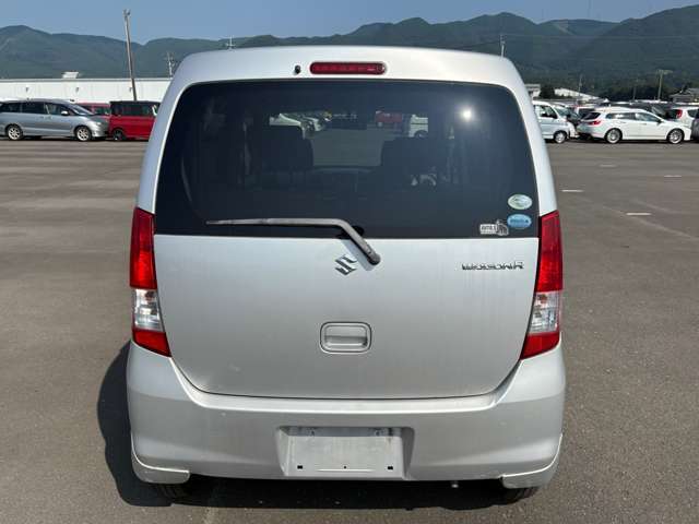 仕入れ、整備、板金塗装、内装クリーニング、ボディコーティング、販売、営業、事務、アフターなど一連の作業を一人で行ってます。ですのでひとつひとつの仕事に魂入れてます。