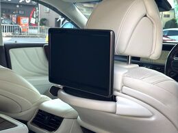 【リヤエンターテインメントシステム】後席にお座りの方も大満足の、人気メーカーオプションを装備。専用の音響システムと、大画面のモニターで移動中もDVD等をお楽しみいただけます。