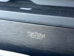 【マークレビンソンサウンドシステム】メーカーオプションの高品位サウンドシステムを搭載。専用のチューニングが施された大小様々なスピーカーから良質なサウンドが奏でられ、臨場感あふれる音響空間を演出します。