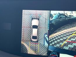 【パノラミックビューモニター】専用のカメラにより、上から見下ろしたような視点で360度クルマの周囲を確認することができます☆死角部分も確認しやすく、狭い場所での切り返しや駐車もスムーズに行えます。