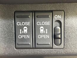 【両側パワースライドドア】スマートキーや運転席のスイッチで後席両側スライドドアの開閉が可能♪電動だから力を入れてドアを開ける必要が無く、小さなお子様でも簡単に開け閉めでき快適です♪