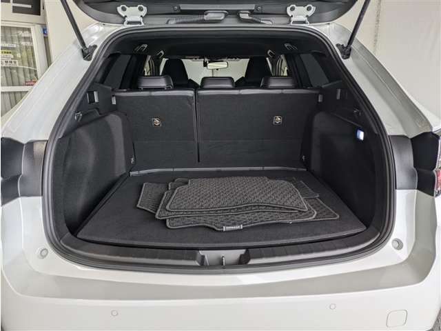 とても広々、大きな開口部の荷室スペースですね。　開口部広々だから、大きな荷物も楽々収納出来ちゃいますね。　荷物スペースは広いほうがいいですよね。