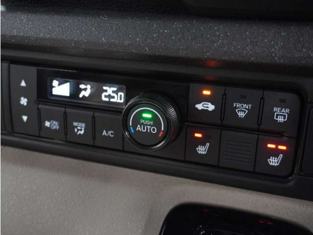 【オートエアコン】温度を設定すれば自動で快適な車内温度を保ちます。エアコン内部の高性能脱臭フィルターで車内のアレルゲンや花粉を除去。