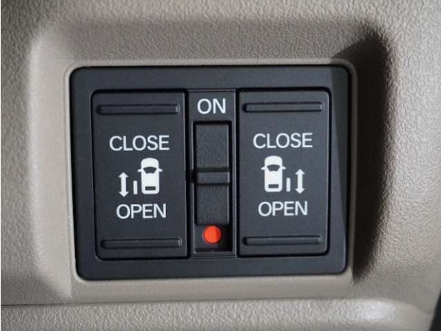 【パワースライドドア】車外・車内のドアハンドルからはもちろん、運転席スイッチやリモコンキーからも開閉操作が可能。挟み込み防止機能もあり、お子さまの乗り降りも安心。