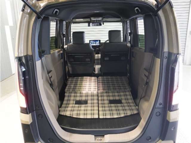 【トランクスルー機構】後席を前に倒してトランクルームとつなげ、長尺物の収納を可能にするトランクスルー機構も備えています。