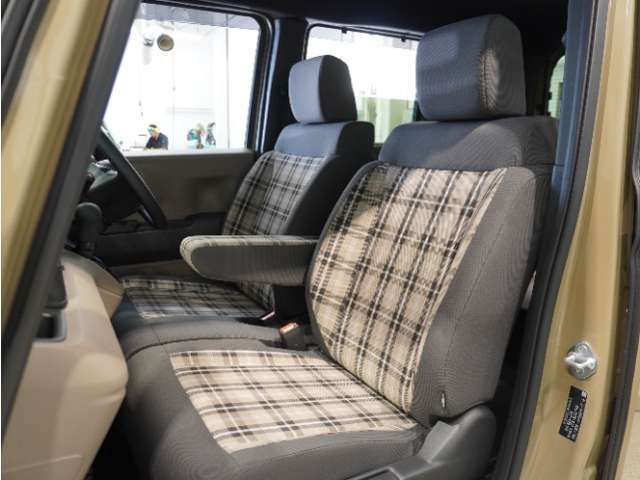 【フロントシート】からだを包みこむような形状でホールド感があり、ロングドライブでも疲れにくいシート。後ろの席のゆとりも考えた背面形状など、機能を踏まえながらスマートなデザイン！