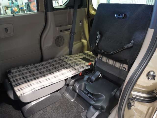 【チップアップ＆ダイブダウンシート】はね上げれば高さのある荷物、倒せば長い荷物も収まります。はね上げて、倒して変化するシートで使いやすさをアレンジ。