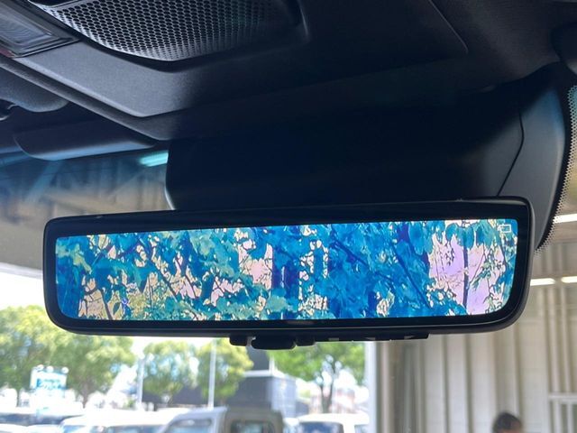 【デジタルインナーミラー】後席の大きな荷物や同乗者で後方が確認しづらい時でも安心！カメラが撮影した車両後方の映像をルームミラー内に表示。クリアな視界で状況の確認が可能です！