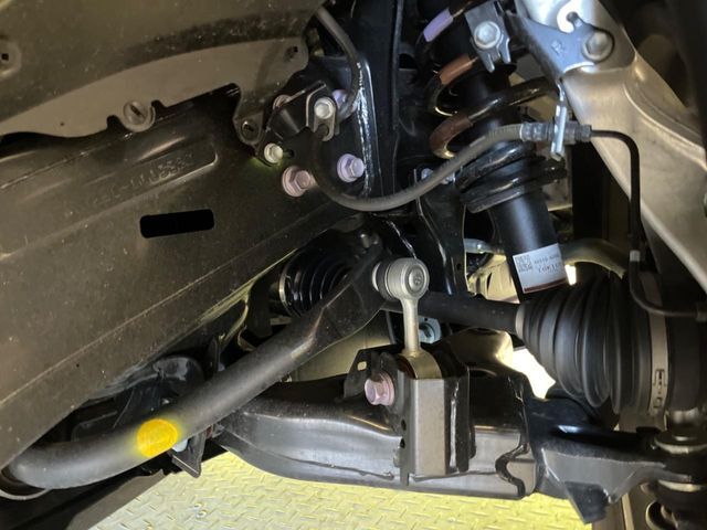お車を安心してお乗りいただく為には、足回りの定期点検が欠かせません。サービスサポート（有償保証）では無料点検もご提供しており、安心のカーライフをお過ごしいただけるサポート体制が整っています。