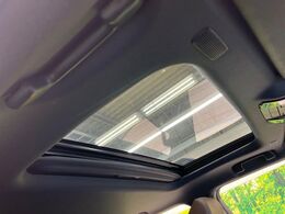 【サンルーフ】開放感たっぷりの希少装備、サンルーフが装着されています！車内に明かりを取り入れたり景色を楽しむ以外にも、車内の空気も簡単に換気できて快適です！