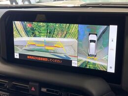 【パノラミックビューモニター】専用のカメラにより、上から見下ろしたような視点で360度クルマの周囲を確認することができます☆死角部分も確認しやすく、狭い場所での切り返しや駐車もスムーズに行えます。