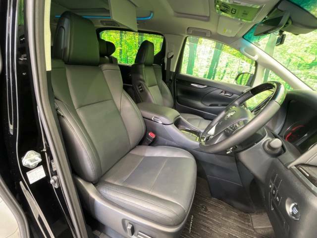 【問合せ：0776-53-4907】【合皮レザーシート】汚れのふき取りが容易でメンテナンスもが簡単な、機能性に優れる合成皮革を採用した上質なシートです。心地良い車内空間を演出してくれます。