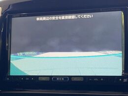 【バックカメラ】駐車時に後方がリアルタイム映像で確認できます。大型商業施設や立体駐車場での駐車時や、夜間のバック時に大活躍！運転スキルに関わらず、今や必須となった装備のひとつです！