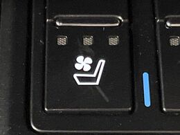 【シートベンチレーション】夏場は涼しい風でお尻や背中の熱やムレを防ぎ、冬はエアコンよりも早く温まってポカポカに！季節を問わず快適に過ごせます。