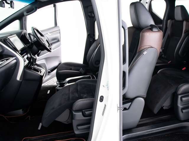 助手席は「スーパーロングスライドシート」を採用！最大1,160mmのスーパーロングスライドが可能！オットマンと合わせてくつろぎ空間を作り出します！